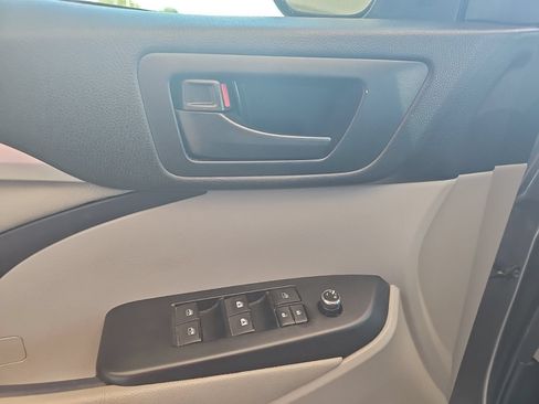 Used 2018 Toyota Highlander LE FWD image 5