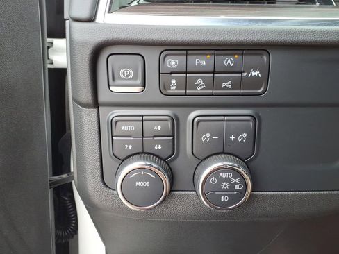 Used 2025 Chevrolet Suburban Z71 image 19