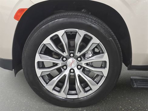 Used 2021 GMC Yukon Denali w/ Denali Premium Package image 31