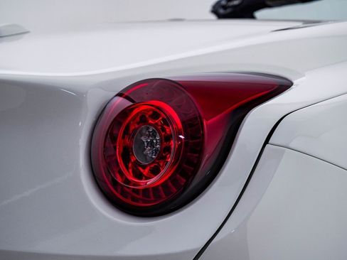 Used 2015 Ferrari California T image 15