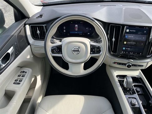 Used 2024 Volvo XC60 B5 Plus image 14