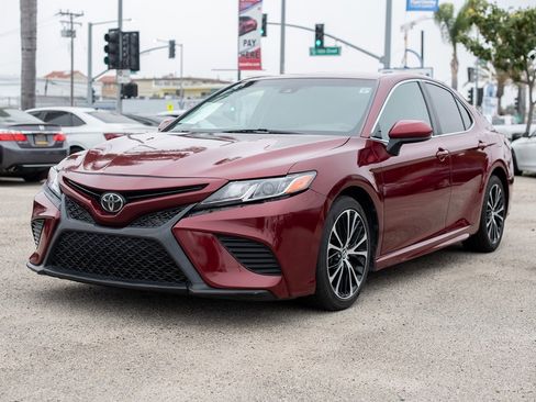 Used 2018 Toyota Camry SE image 3