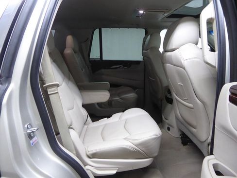 Used 2016 Cadillac Escalade Luxury AWD/4WD image 31