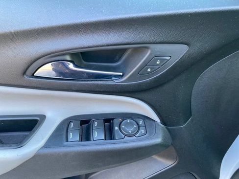 Used 2019 Chevrolet Equinox LS FWD image 23