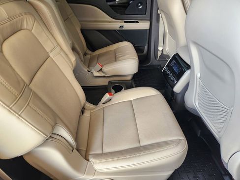 Used 2023 Lincoln Aviator Reserve w/ Equipment Group 201A RWD image 32