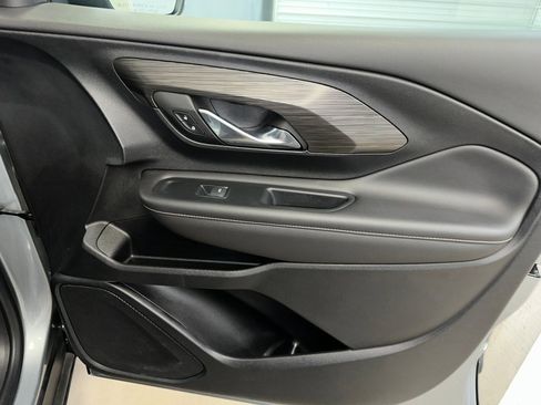 Used 2023 GMC Terrain SLE w/ Driver Convenience Package image 32