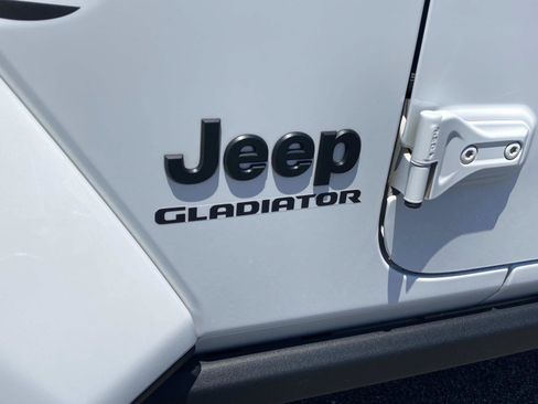 Used 2022 Jeep Gladiator Overland AWD/4WD image 13