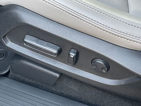 Used 2025 Honda Pilot EX-L image 11