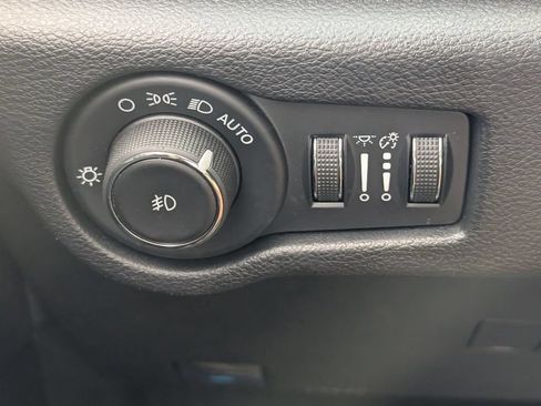 Used 2025 Chrysler Pacifica Select FWD image 14