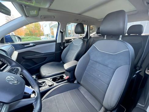 Certified 2023 Volkswagen Taos SE w/ Panoramic Sunroof Package image 11