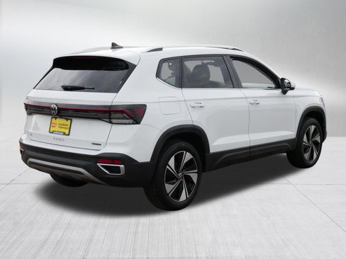 Used 2025 Volkswagen Taos SE w/ Panoramic Sunroof Package AWD/4WD image 7