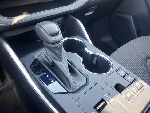 Used 2023 Toyota Highlander LE image 29