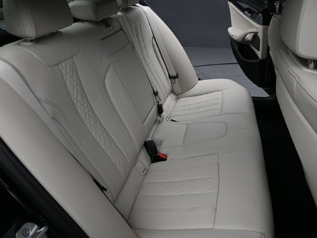 Used 2023 BMW M550i xDrive w/ Dynamic Handling Package AWD/4WD image 20