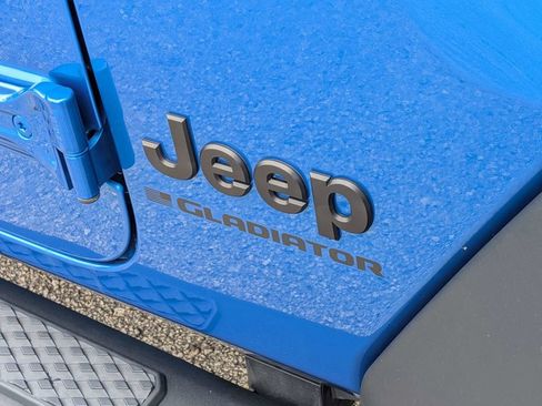 Used 2025 Jeep Gladiator Sport AWD/4WD image 12