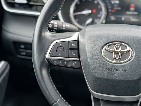 Used 2022 Toyota Highlander XLE AWD/4WD image 19