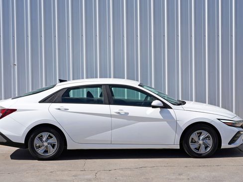 Used 2024 Hyundai Elantra SE image 45
