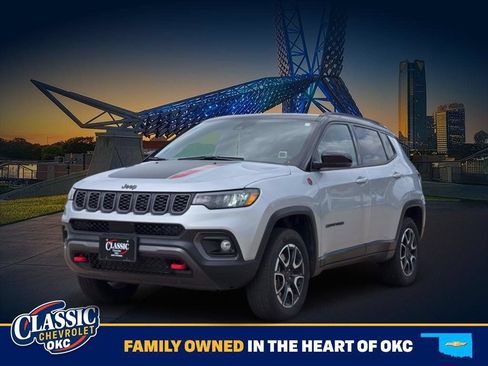 Used 2025 Jeep Compass Trailhawk AWD/4WD image 3