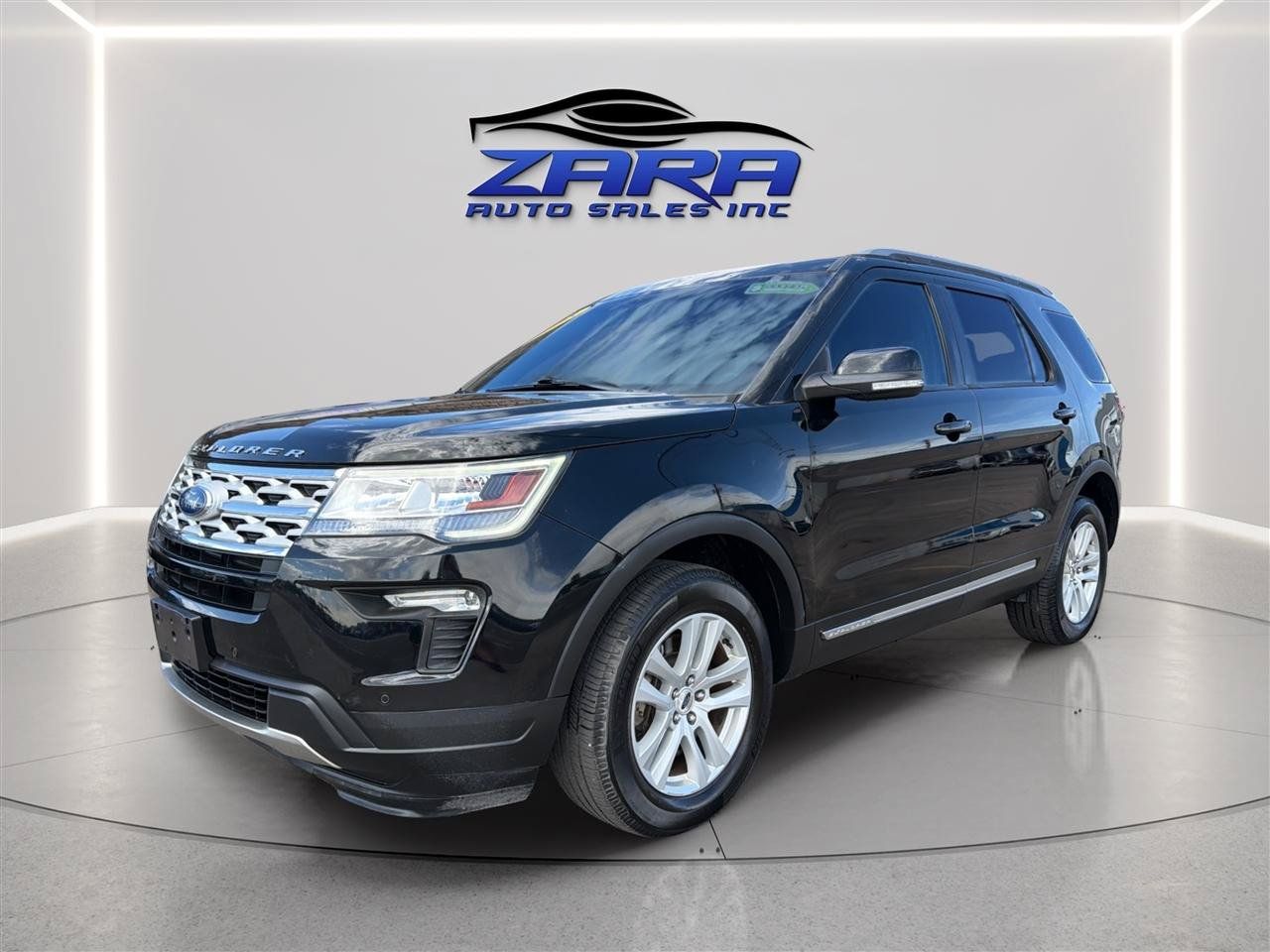 Used 2018 Ford Explorer XLT w/ Equipment Group 202A AWD/4WD image 3