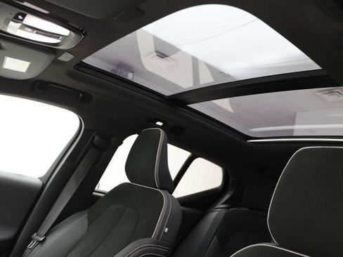 Used 2025 Volvo XC40 B5 Plus image 17