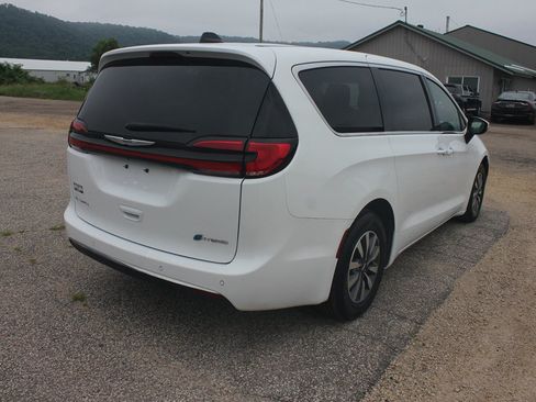 Used 2023 Chrysler Pacifica Touring-L FWD image 5