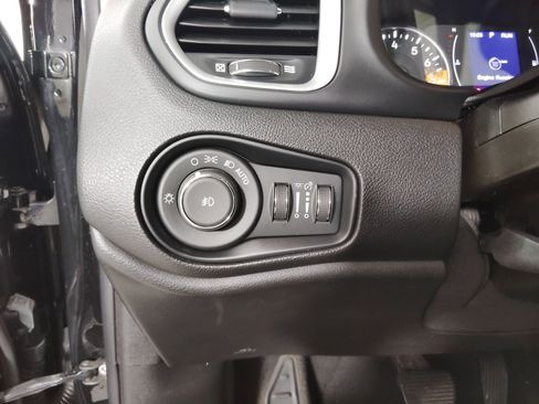 Used 2018 Jeep Renegade Latitude image 15
