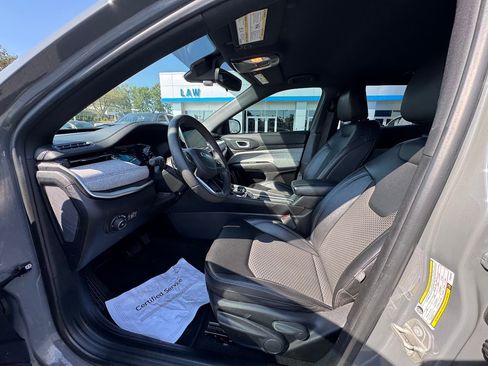 Used 2023 Jeep Compass Latitude image 10