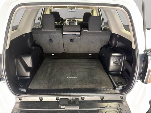 Used 2018 Toyota 4Runner SR5 AWD/4WD image 17