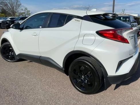 Used 2021 Toyota C-HR LE FWD image 4