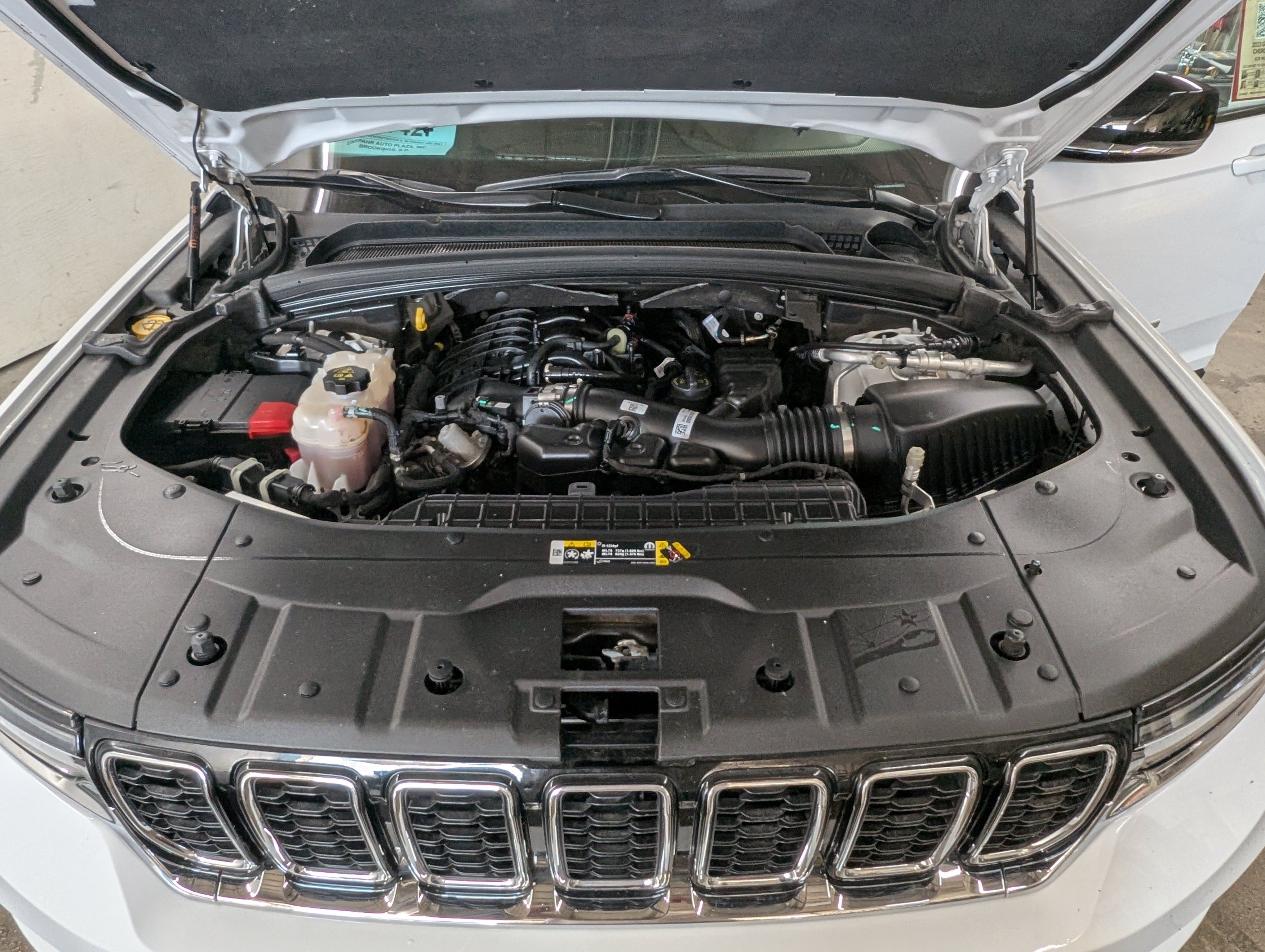 Used 2023 Jeep Grand Cherokee Limited AWD/4WD image 3