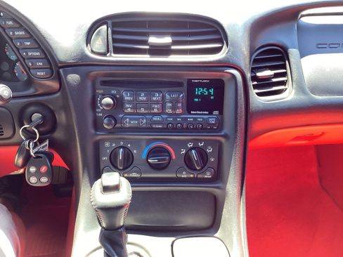 Used 2000 Chevrolet Corvette Convertible RWD image 17