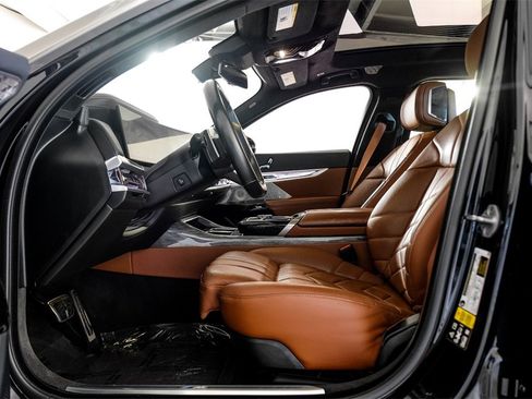 Used 2023 BMW 760i xDrive w/ Executive Package image 3