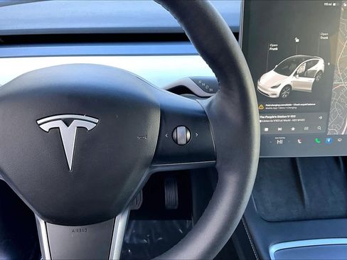 Used 2021 Tesla Model Y Long Range image 23