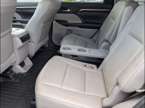 Used 2016 Toyota Highlander Limited FWD image 12