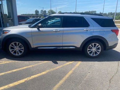 Used 2021 Ford Explorer XLT w/ Equipment Group 202A image 3