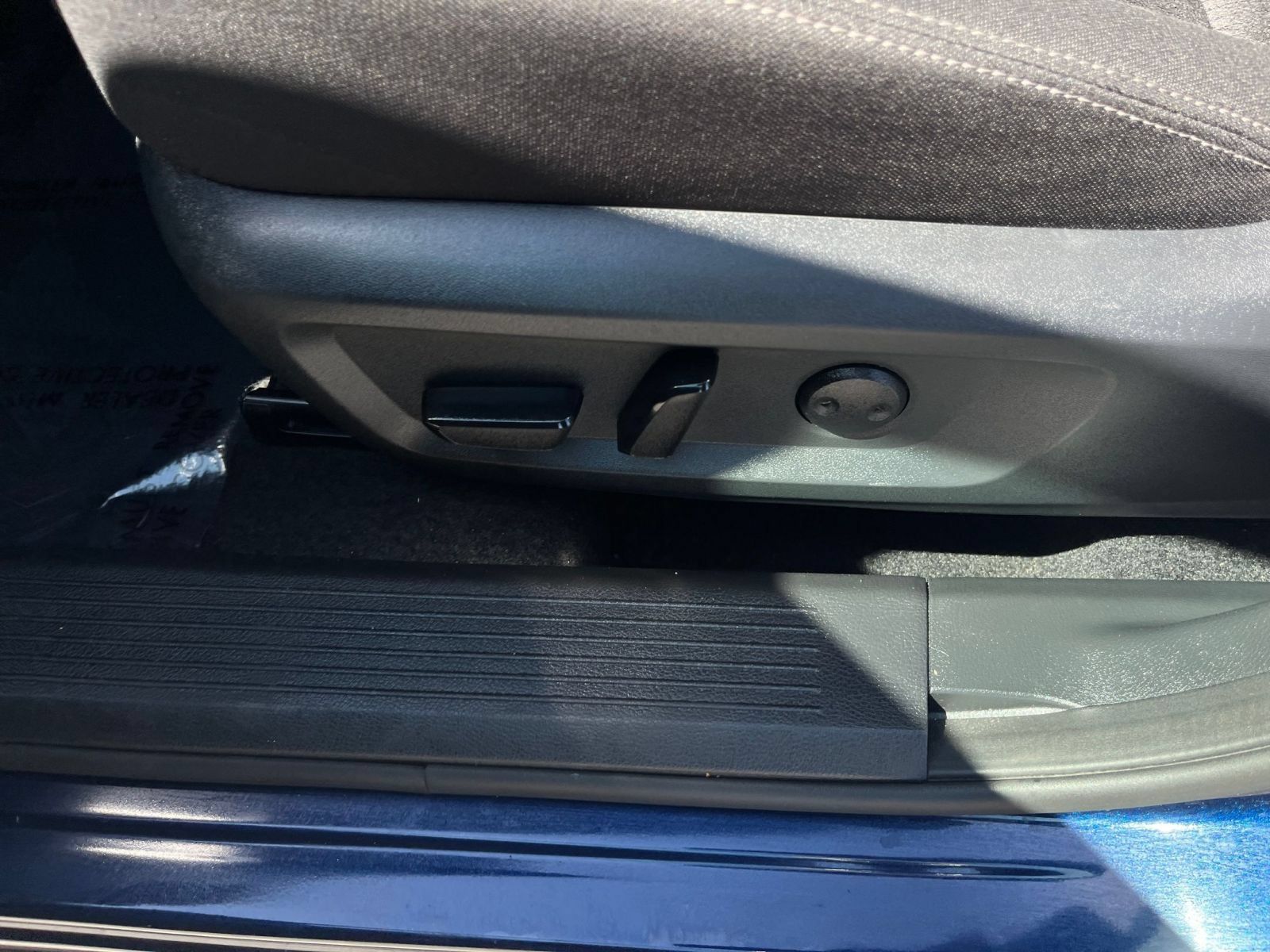 Used 2025 Nissan Rogue SV FWD image 21