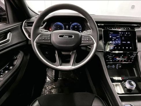Used 2023 Jeep Grand Cherokee Altitude AWD/4WD image 6