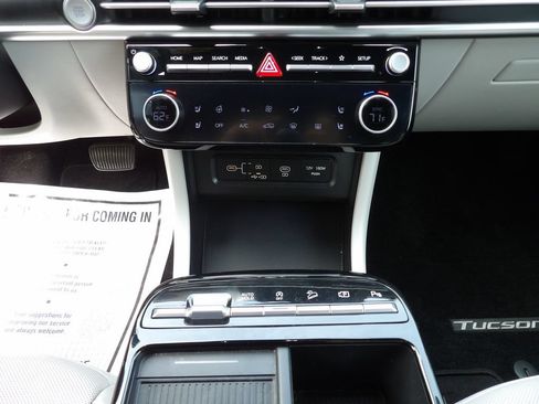 Certified 2025 Hyundai Tucson Limited FWD image 22