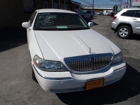 Used 2011 Lincoln Town Car Signature Limited image 1