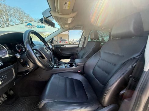 Used 2013 Volkswagen Touareg Sport image 9