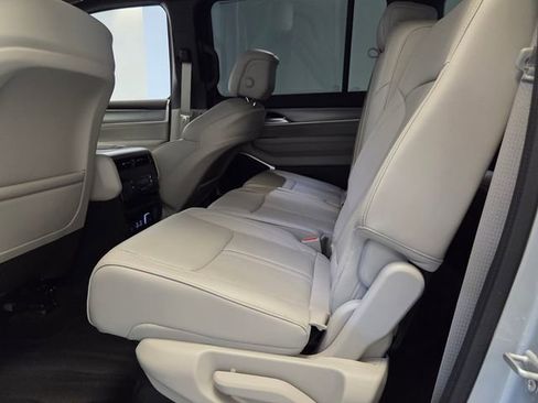 Used 2025 Jeep Wagoneer 4WD image 11
