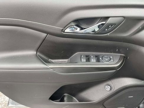 Used 2023 GMC Acadia SLT image 17