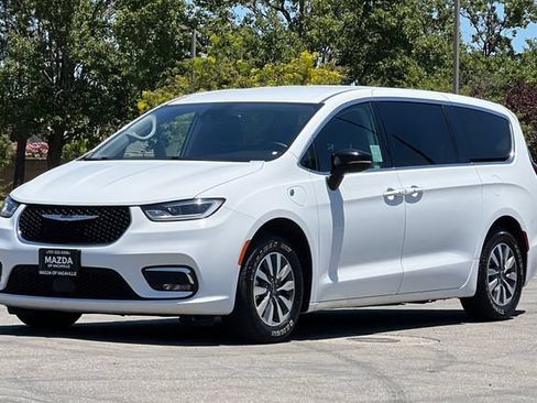 Used 2024 Chrysler Pacifica Limited FWD image 8