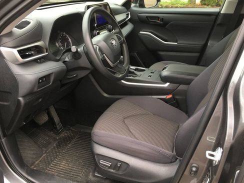 Used 2023 Toyota Highlander L FWD image 4