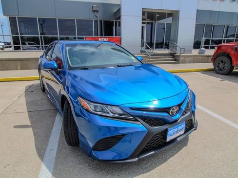 Used 2018 Toyota Camry SE w/ Moonroof Package image 2