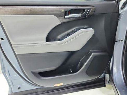 Used 2021 Toyota Highlander Limited FWD image 22
