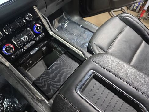 Used 2022 GMC Yukon XL Denali AWD/4WD image 29