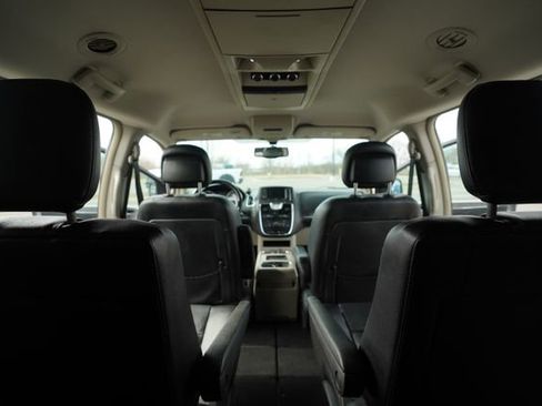 Used 2013 Chrysler Town & Country Touring-L w/ Driver Convenience Group image 22