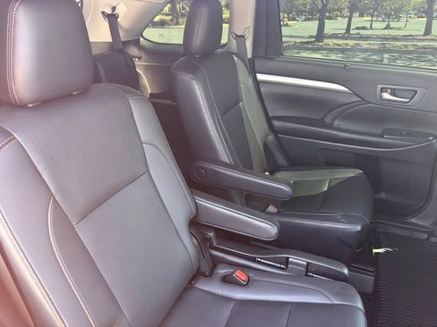 Used 2019 Toyota Highlander XLE AWD/4WD image 30