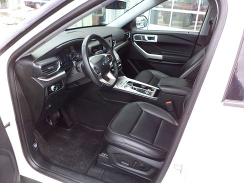 Used 2023 Ford Explorer XLT w/ Equipment Group 202A image 2