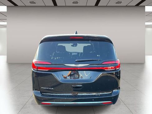 New 2026 Chrysler Pacifica Select image 4